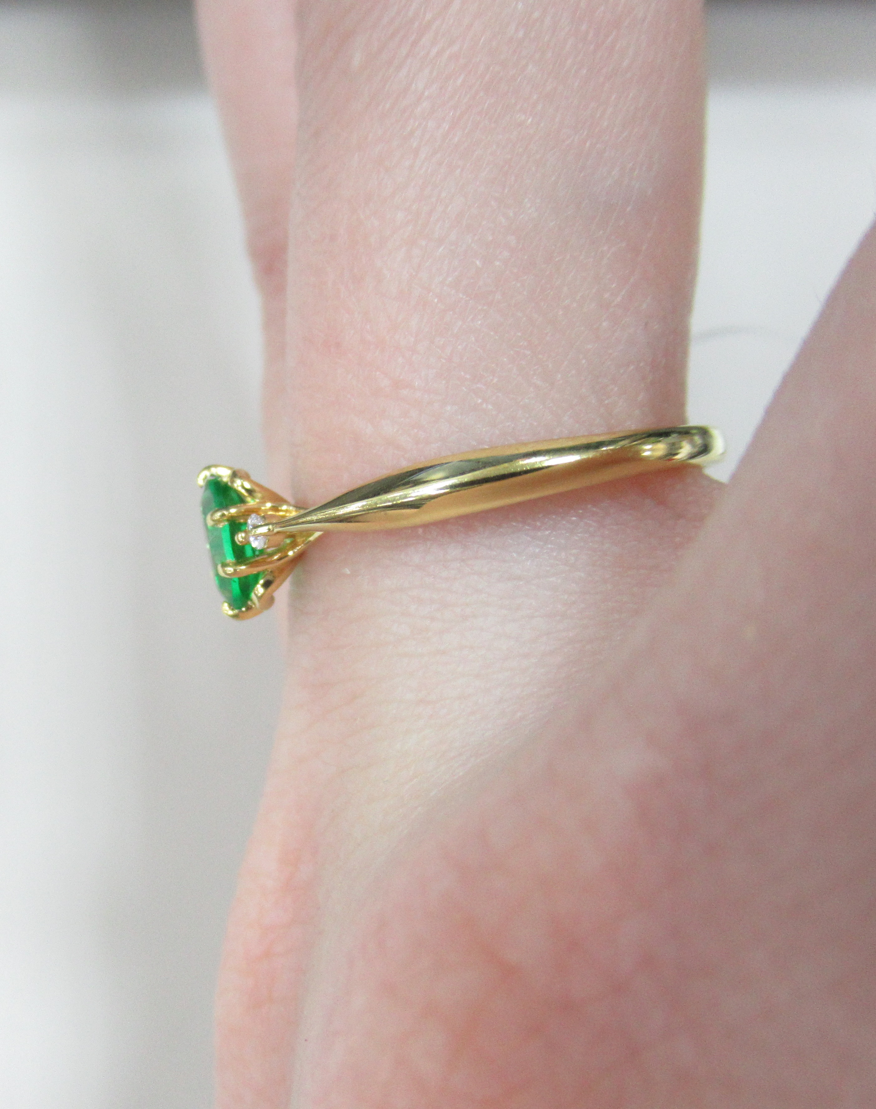 Серебряное кольцо с зеленым топазом